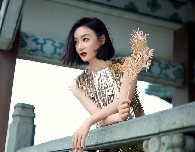 短发、烟花裙、感觉今天的袁姗姗像小时候的小仙女，带刺的仙女。
