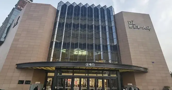 胖东来“百万年薪+60天带薪假”抢顶尖人才，零售业要变天了？