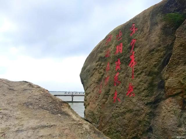 一块巨石，十二个字，刺痛汉人七百年