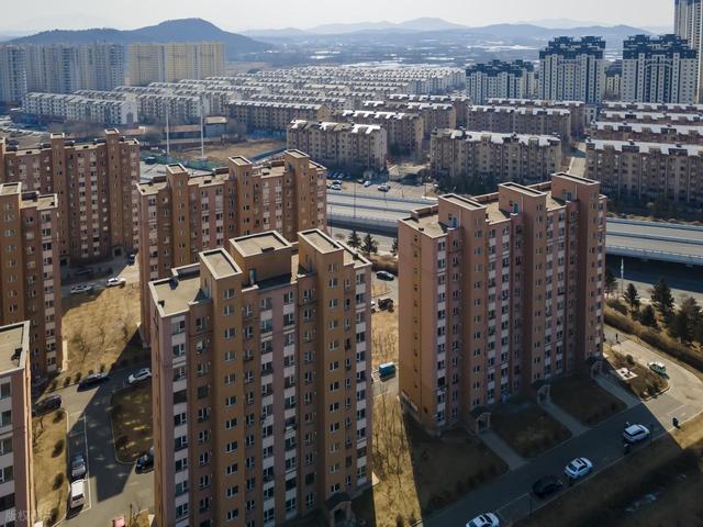 不出意料的话，2025年下半年，房子、车子和票子或发生这些改变