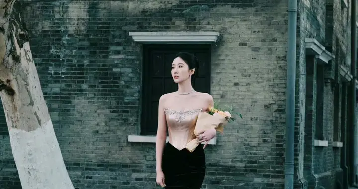 吴优盛典外拍，鲜花配美女，自信优雅的内娱姐姐。