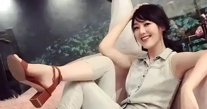 她曾是央视才女，通过唐嫣介绍，嫁大4岁圈外人，如今住上海别墅