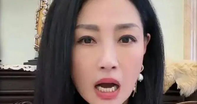 55岁被点名陪睡后，杨玉梅再曝私生活猛料，4女共侍1夫只是开胃菜