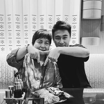 徐白White：4月12日，何猷君发文悼