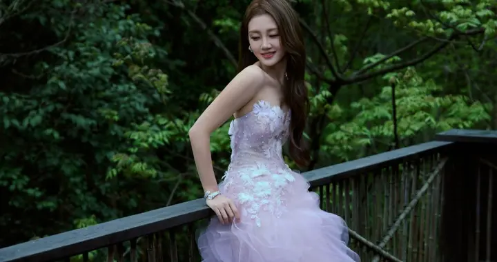 苗苗被郑恺说每天秒睡，睡眠质量高气血足，同框张予曦少女感十足