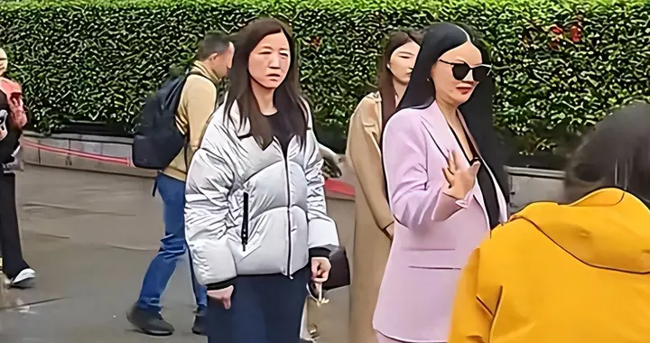 李湘母女现身韶山献花，瘦了得有20斤大变样，两人关系变冷没互动