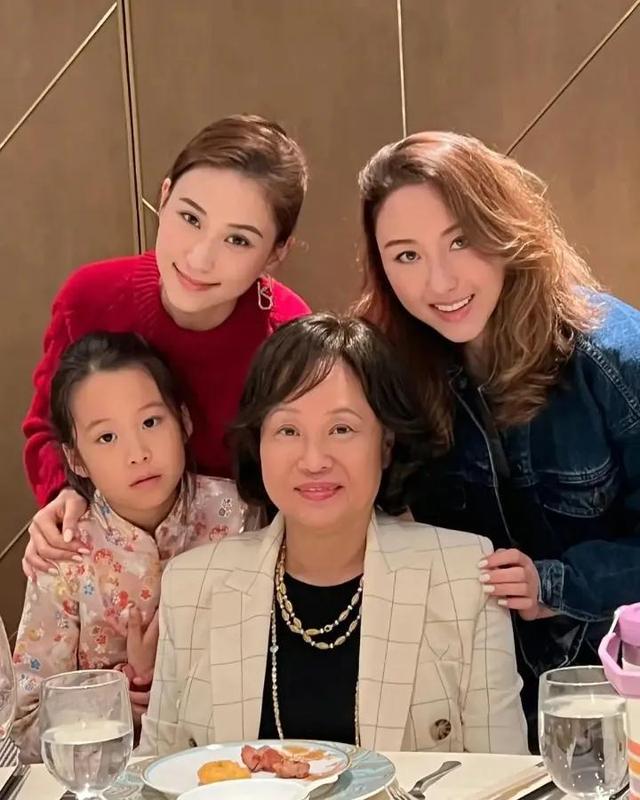 三太庆生，窦骁不见踪影，豪门不易进，5000万婚礼换不来红本