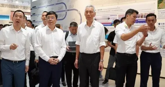 试探中美关系风向？特朗普刚走，李显龙第一个访华，5天不去北京
