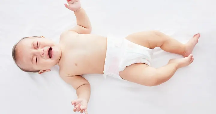 别只哄不找原因！小孩半夜哭闹，可能是这4个问题在“信号”