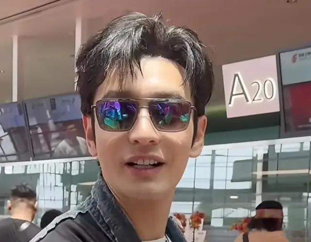 47岁黄晓明在上海，热情又帅气，16cm高跟鞋抢眼，发际线一言难尽