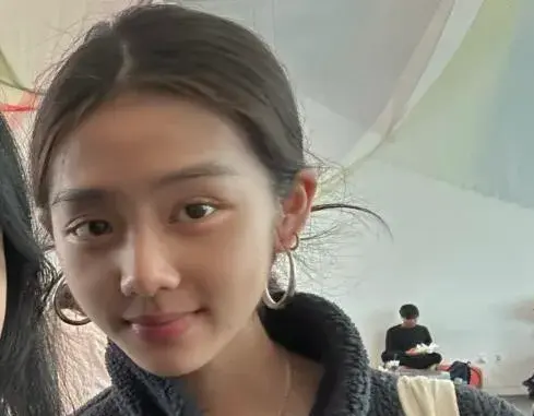 黄磊大女儿上课被偶遇，19岁黄多多素颜好美，满满的大学生气息