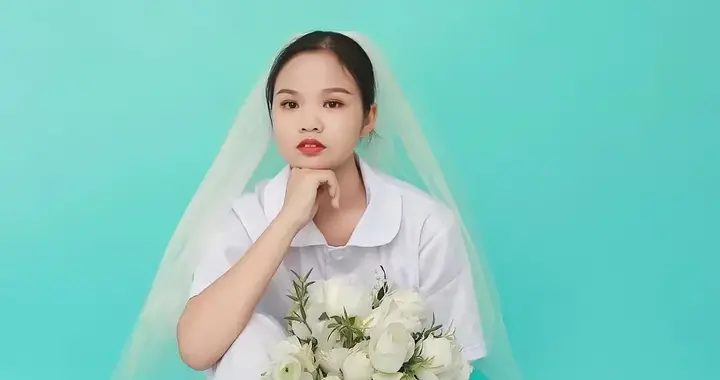 地铁吐血用衣服擦地女孩，男友去年离世，两次求婚都被拒绝。