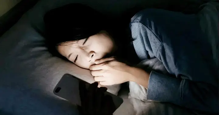 长期在睡前玩手机的人，会付出啥代价？医生：或要承担这4种痛苦