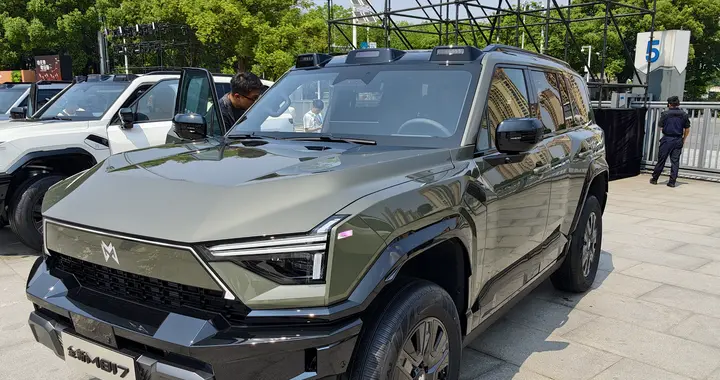 全新猛士 M817 上市，华为智驾 + 双腔空悬 越野 SUV 也卷城市配置了