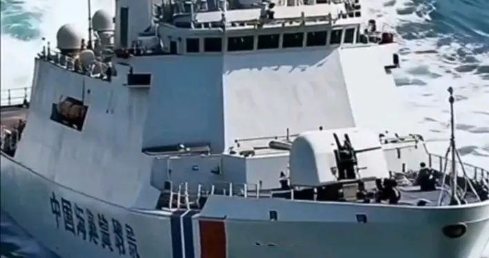 日本渔船硬闯钓鱼岛，中国海警打法变了？背后有个细节令人振奋