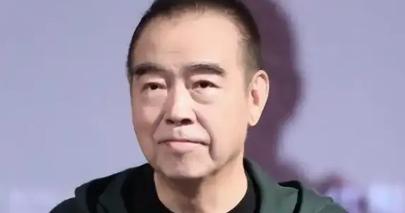 钱再多有什么用？陈凯歌被爆走路身体摇晃，网友担忧还是应验了