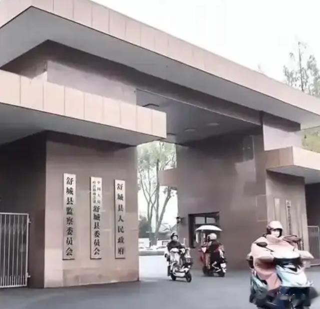 安徽有个县委大院，随便进，随便停，随便吃，网友直呼：接地气