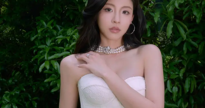 孙芮纯白抹胸套装