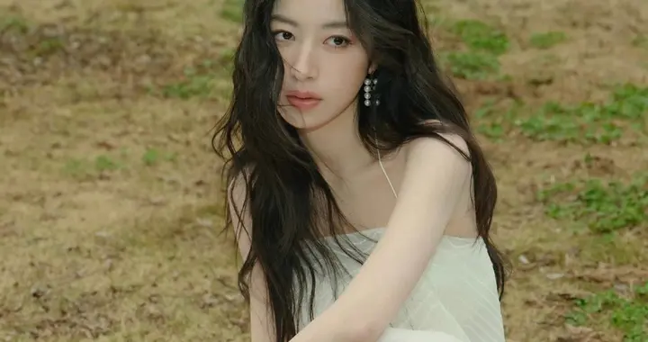 周雨彤纯白吊带连衣裙