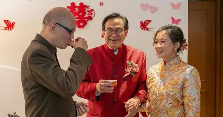 婚礼名场面，32岁演员晒结婚照，73岁丈夫向小10岁老友岳父敬茶？