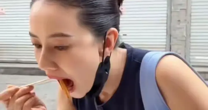女神也贪嘴！高圆圆现身太原蹲路边连吃54碗碗托，直呼不顶饱!