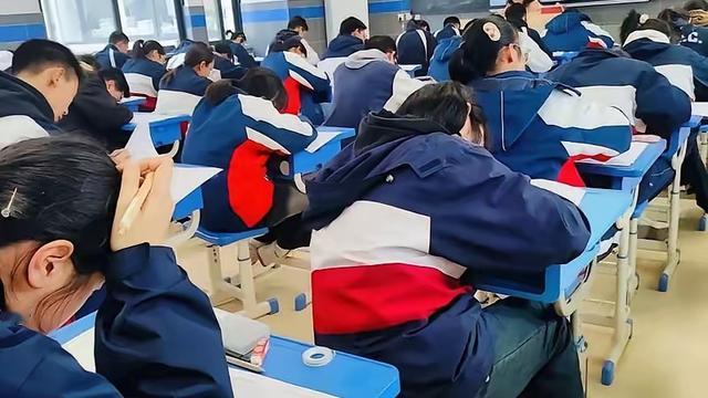 有趣的橘子：女儿是高中老师，她监考时发现