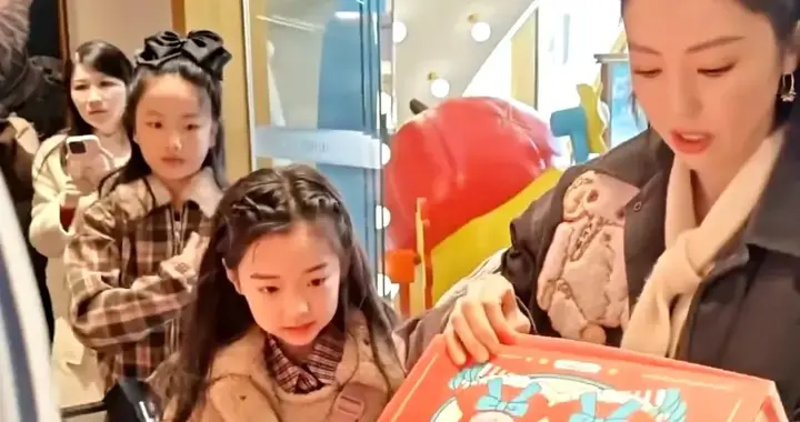 董璇带女儿去北京商场扫货，买四大袋盲盒回家只为小酒窝开心