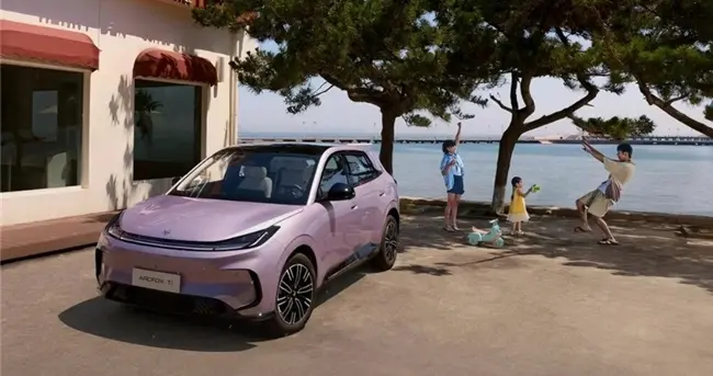 极狐T1透明底盘技术，窄路会车不再是难题！