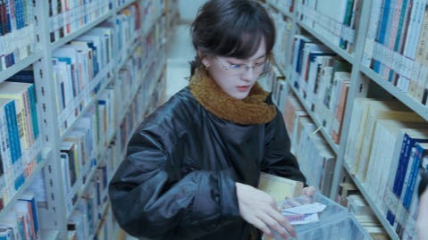 文淇出席活动穿黑色皮衣 戴银框眼镜高智感十足