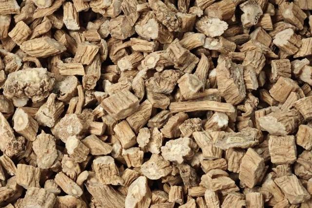 中药材市场"冰火两重天"，枸杞烂市无人收，益智仁却卖爆单？