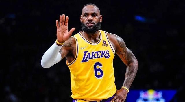 会来事！戴维斯盛赞布朗尼，关键失误葬送比赛，球迷不买账