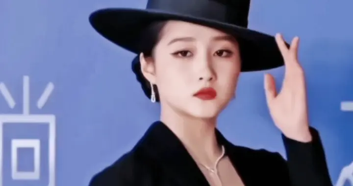 关晓彤首次戴帽子走红毯 化身复古女爵，却被锐评：脖子短是硬伤！