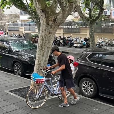优优时尚穿搭：网友偶遇王阳骑单车接女儿放
