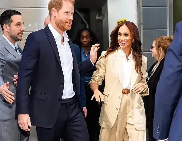 哈里上演访谈闹剧后，在自家后花园“遛娃”，国王沉默，威廉发声