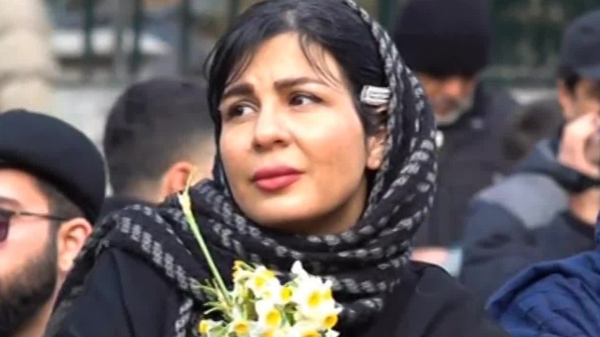 凤凰直击丨伊朗举行大规模公开葬礼，民众高喊打倒美以口号