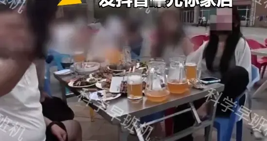 顾客带狗就餐被商家劝离，打各种举报电话，索赔2000元，网友炸锅