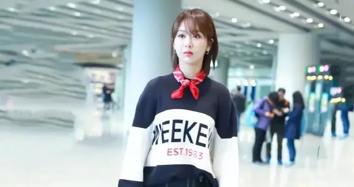 被上海女生的“卫衣叠穿”惊艳了，回头率高还很时尚，特洋气减龄