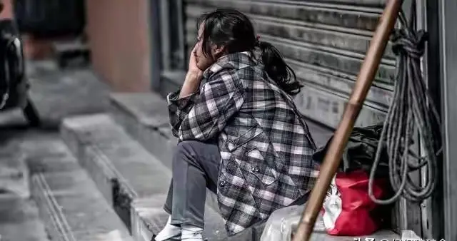 一把剪刀、七秒钟，写尽一个女人的绝望