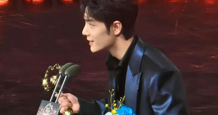 一场围绕座次展开的无声博弈，在2025年的微博之夜悄然上演。