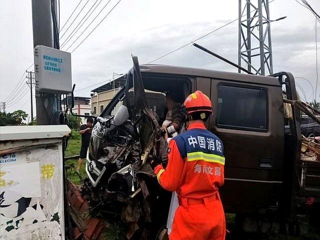 台风“韦帕”将至！文昌消防直面风雨 营救车祸被困司机