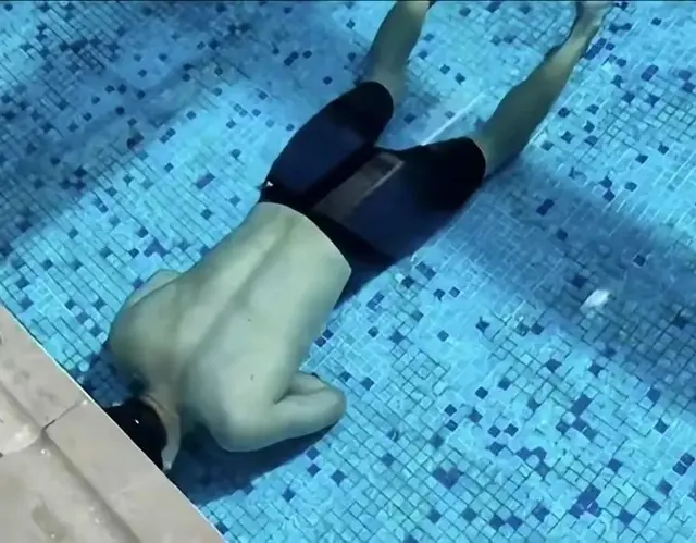 河南游泳教练憋气时溺亡，憋不住为何不立马出水？这样想太简单！