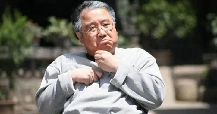 医生告诫：脑梗早期不是手脚麻，而是频繁出现4症状，千万别忽视