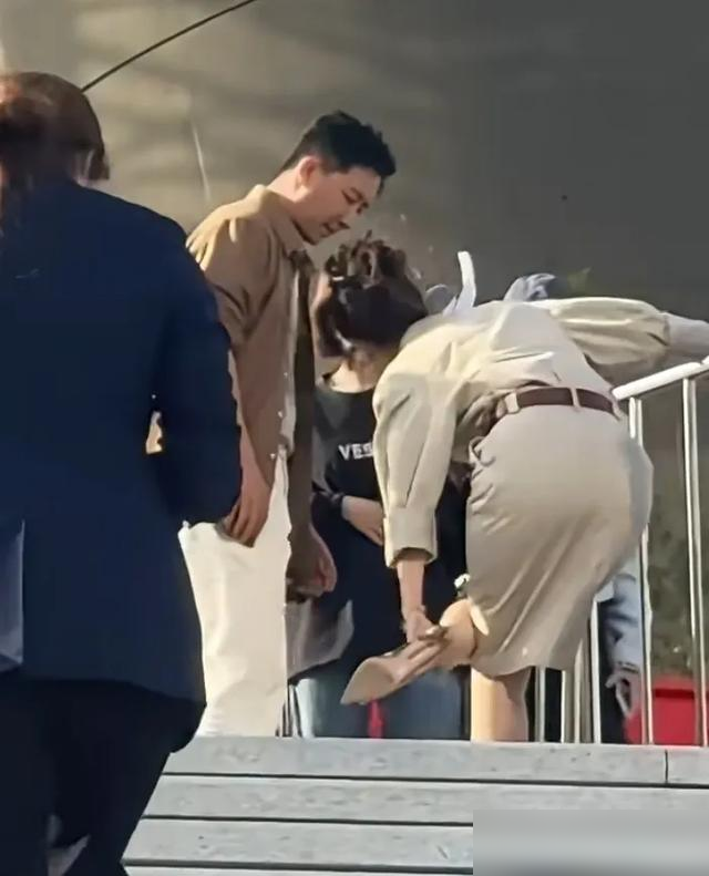 韩庚卢靖姗活动现孕相？网友：这细节藏不住了！