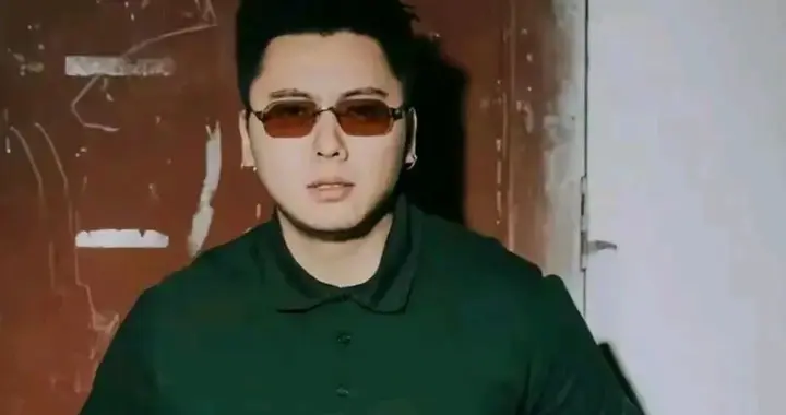 曝顶流歌手揽佬睡粉塌房，本人回应是她们荣幸，还被扒皮出轨嫖娼