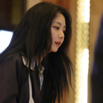 智者诗意人生：镜中人影动，笑语入画来。这