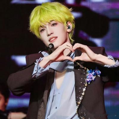 不平凡娱乐：张泽禹以一头绿发惊艳亮相，瞬