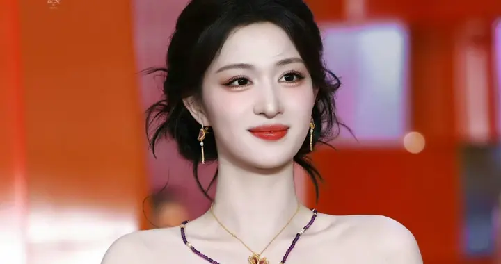 王楚然｜把碎花裙驾驭的恰到好处，完全是明媚公主