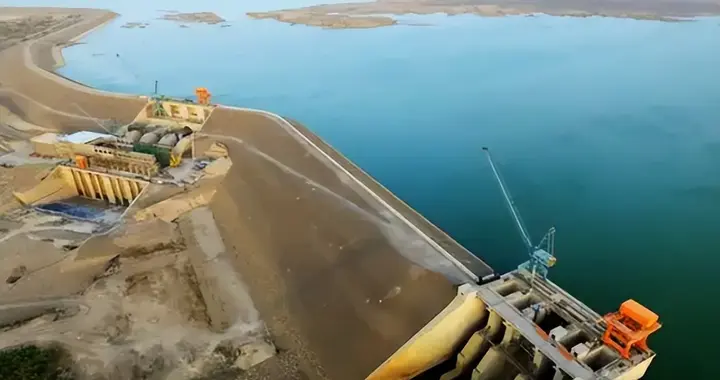 卡扎菲曾说，利比亚的大人工河是“世界第八大奇迹”