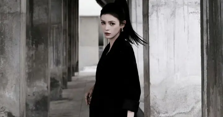 张予曦墨镜黑裙：随性与优雅的碰撞，不被定义才是真我