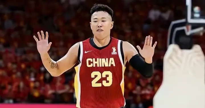 喀麦隆主帅夸赞中国男篮一名球员，不是庞铮麟廖三宁，不是赵嘉义